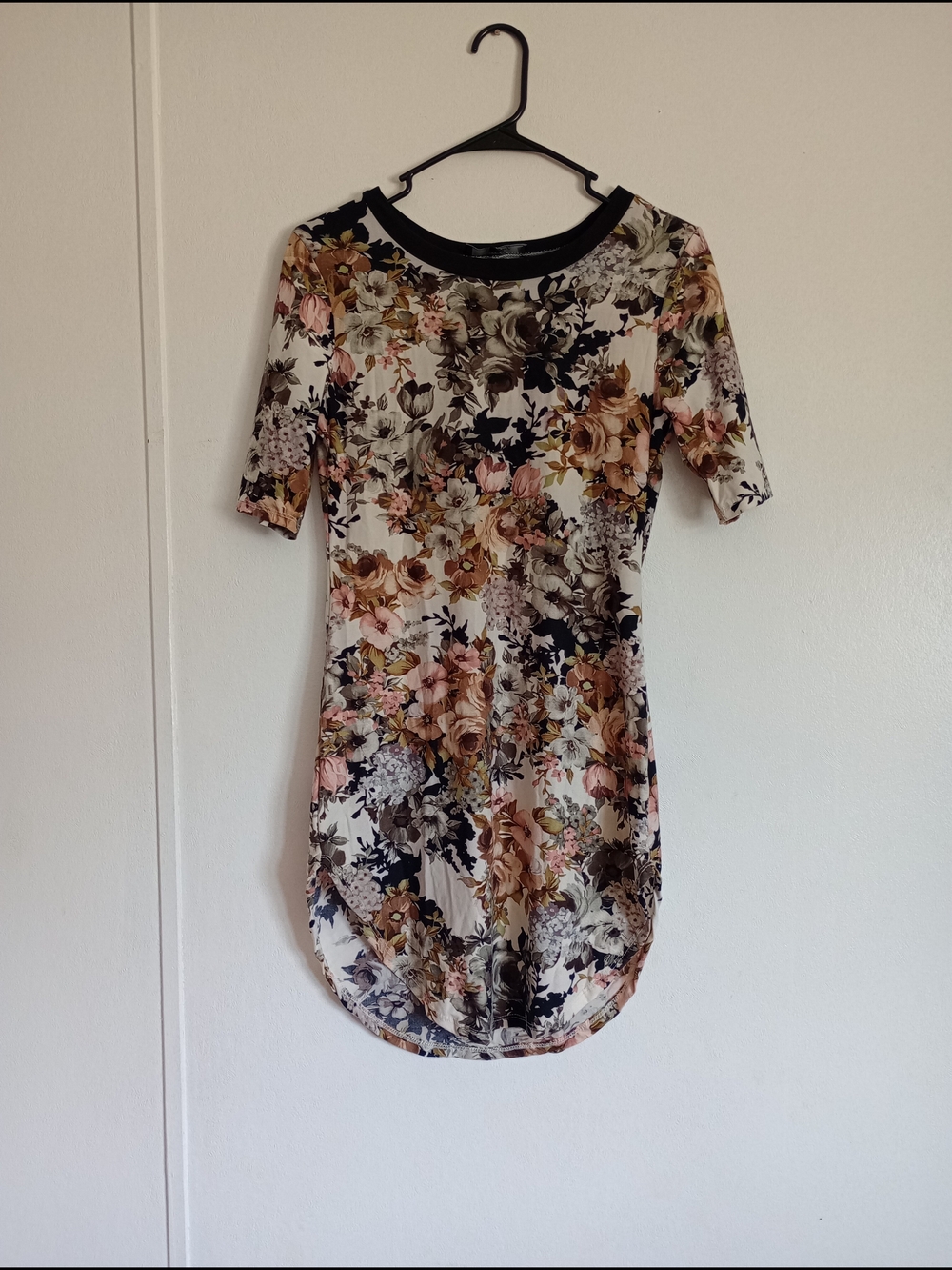 Vibe Floral Scoop-Neck Mini Dress in Cream, Pink and Black Sz. L